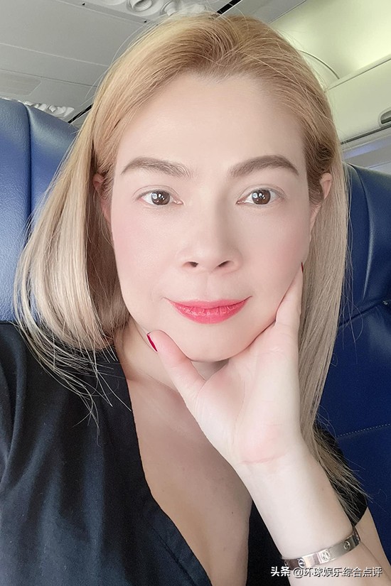 Thuy Diem旅行时穿着粉红色露背吊带裙，美极了