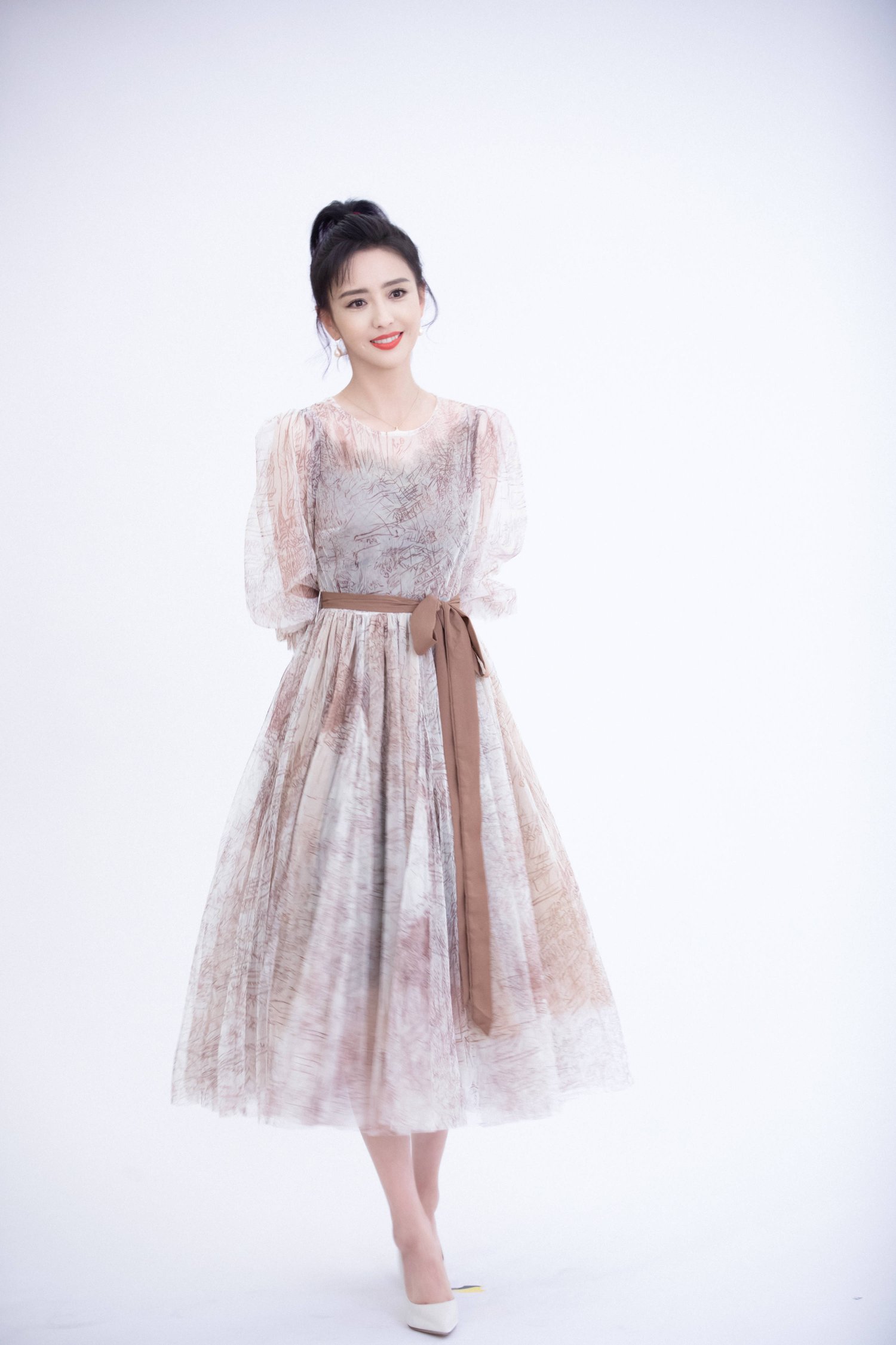 佟丽娅穿刺绣白裙气质清雅 一头微卷短发精致时髦