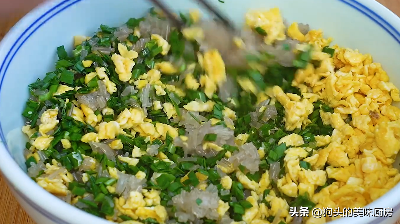 懒人早餐我就服这个做法，不揉不擀面，几分钟做一锅，酥脆鲜香