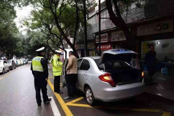 路边没有空车位怎么办？学会这3个方法，交警也不会贴罚单