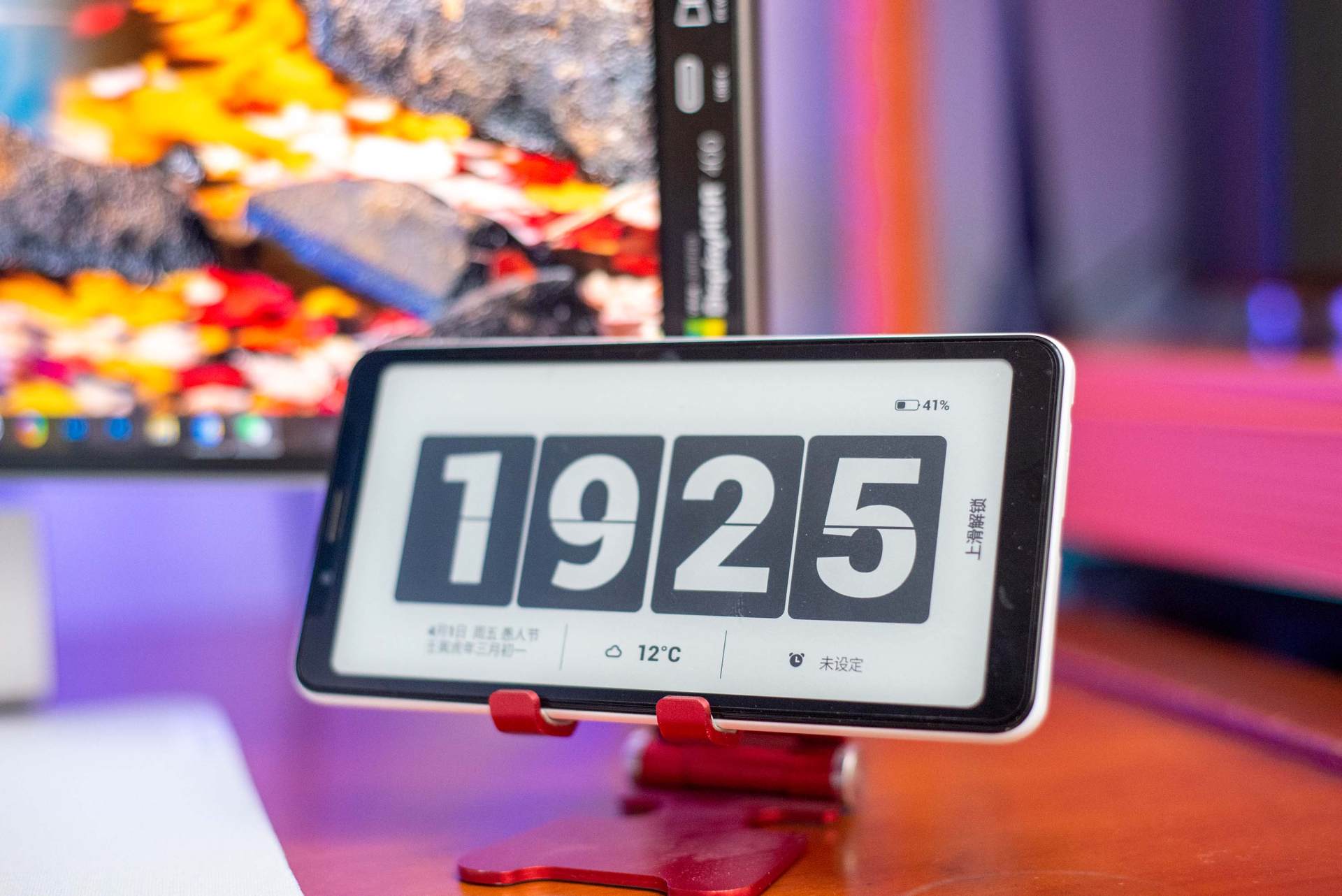 桌面改造 2.0，兼顾生产力与娱乐性的一体化空间