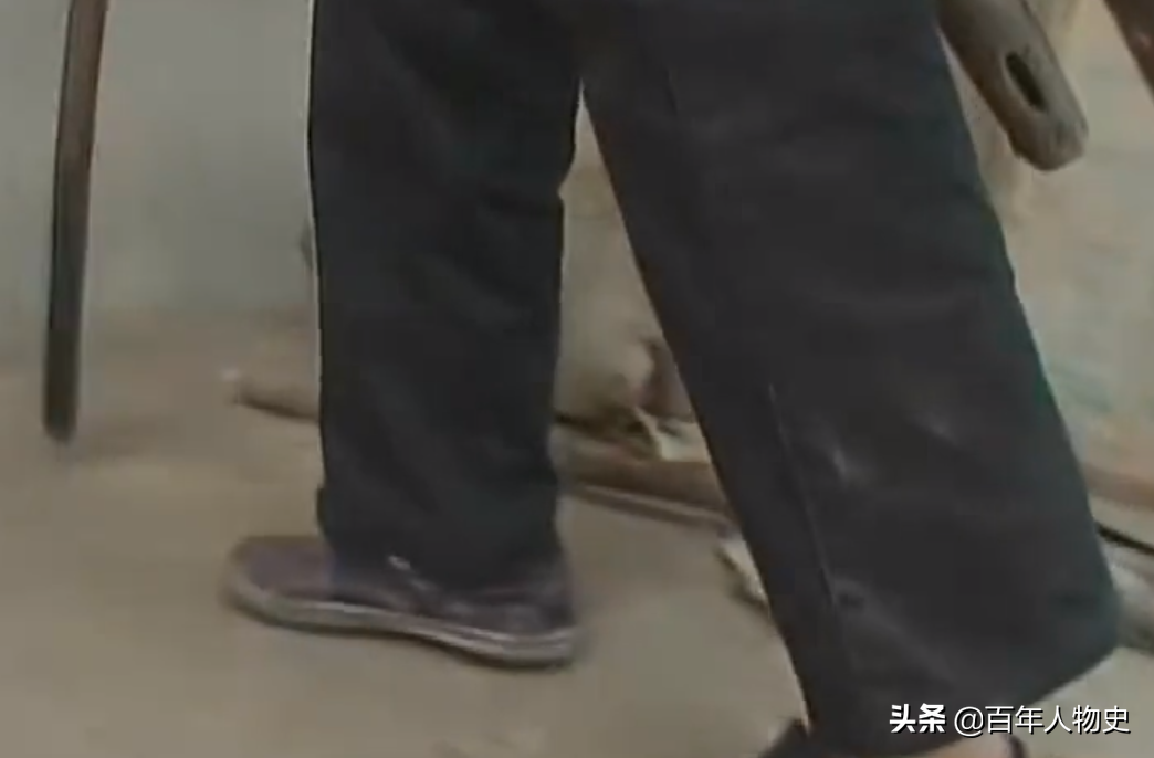 湖南83岁失明老妇住猪圈，4个子女不管不顾，儿子：住猪圈挺好的
