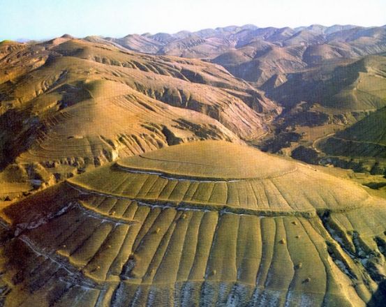 黄土峁黄土峁多分布于黄土高原北部,形状为受侵蚀形成的馒头状,顶部