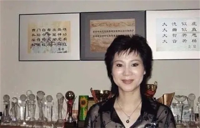 初代乒坛大魔王：许昕的恩师，拿了59个冠军，年近60仍旧美艳动人