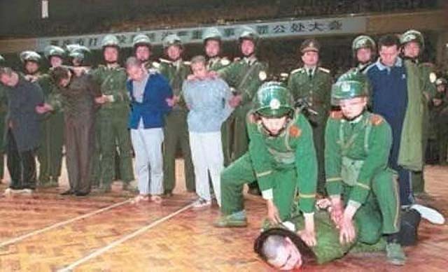 03年警方抓捕杨新海归案，庭审材料高达半米，专案组：有仇女心理