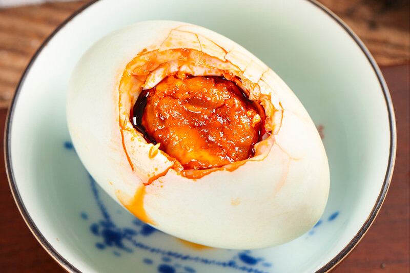 腌咸鸭蛋还得老方法，不泡盐水不裹黄泥，半个月腌好起沙又流油