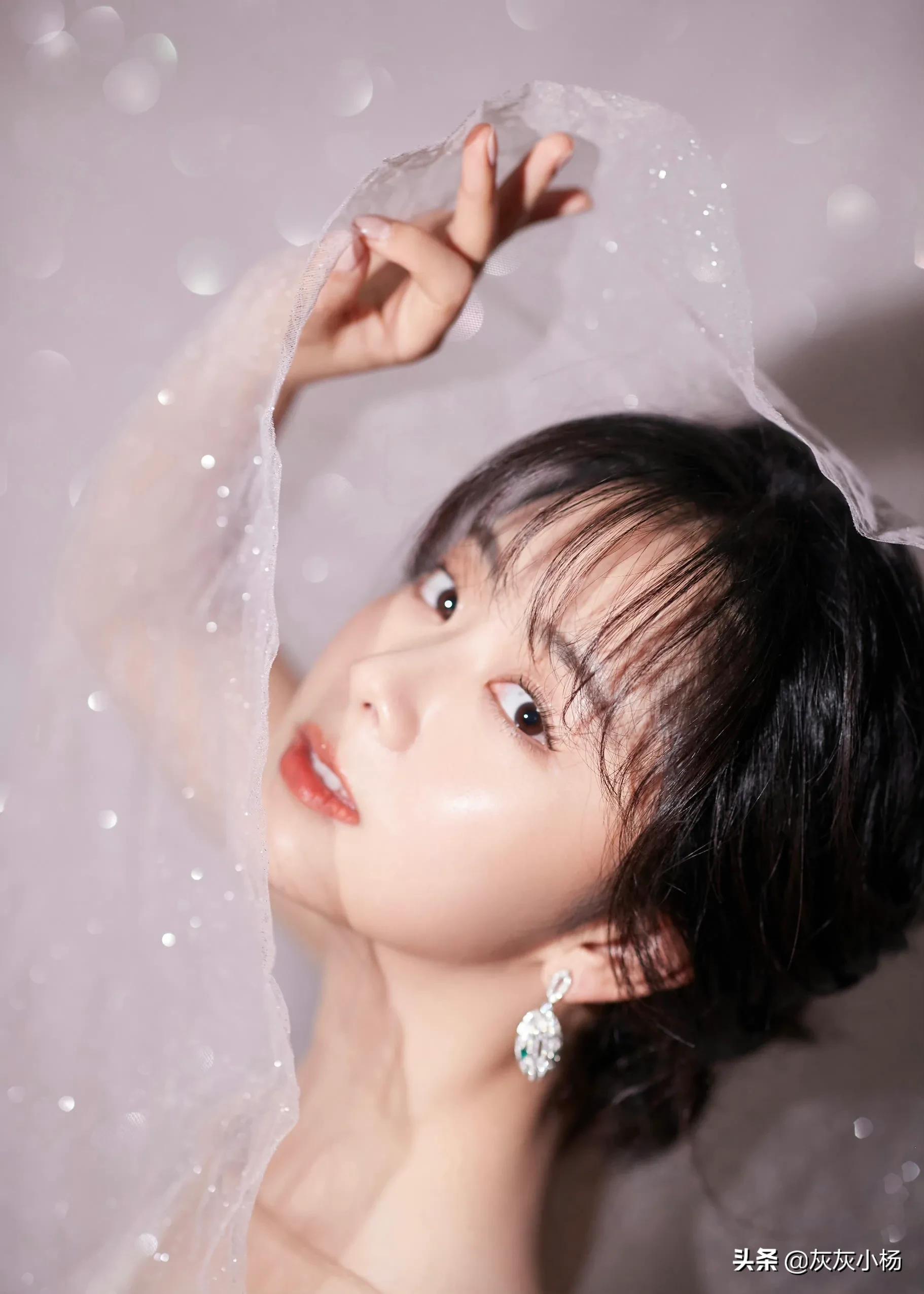 谭松韵，长裙娃娃脸，甜美可爱