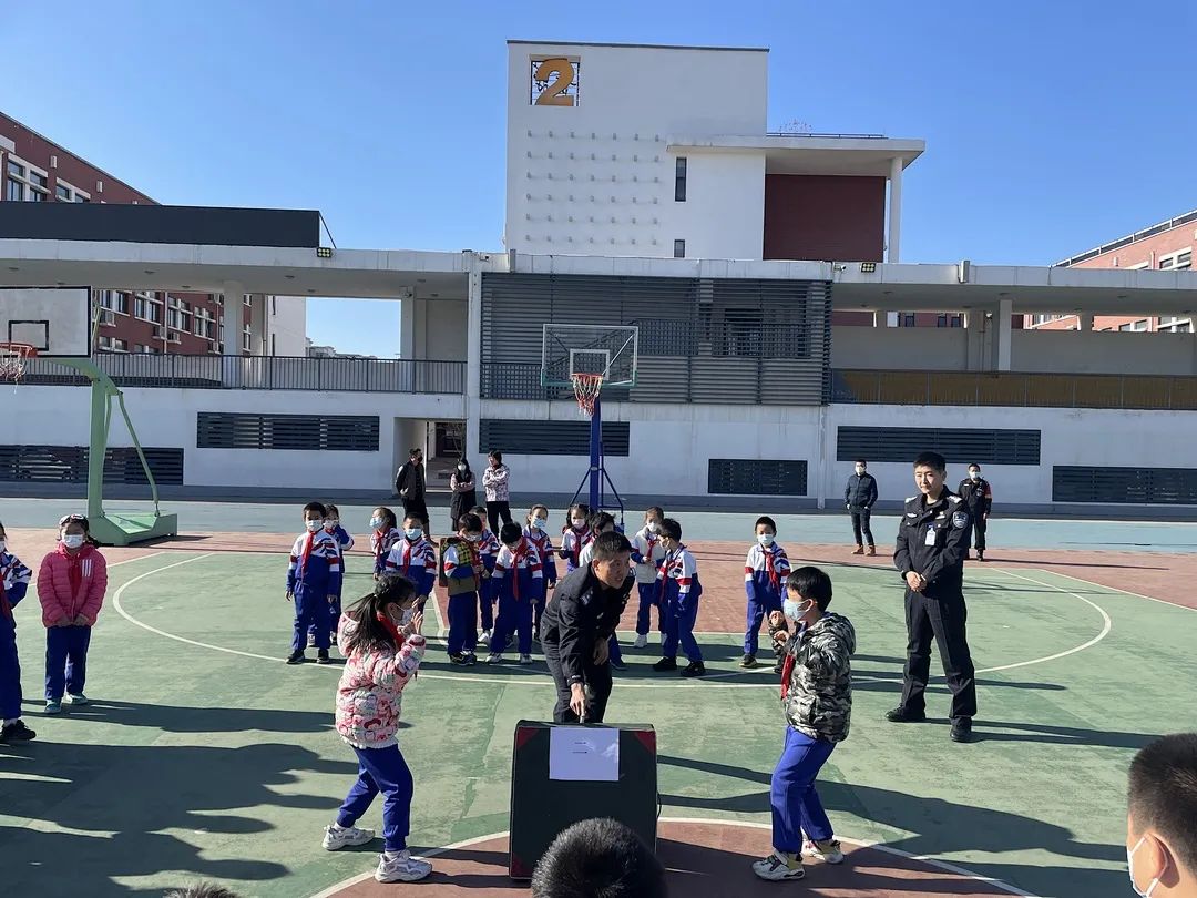 警察蜀黍与孩子们的“沉浸式游戏”，好玩有用！