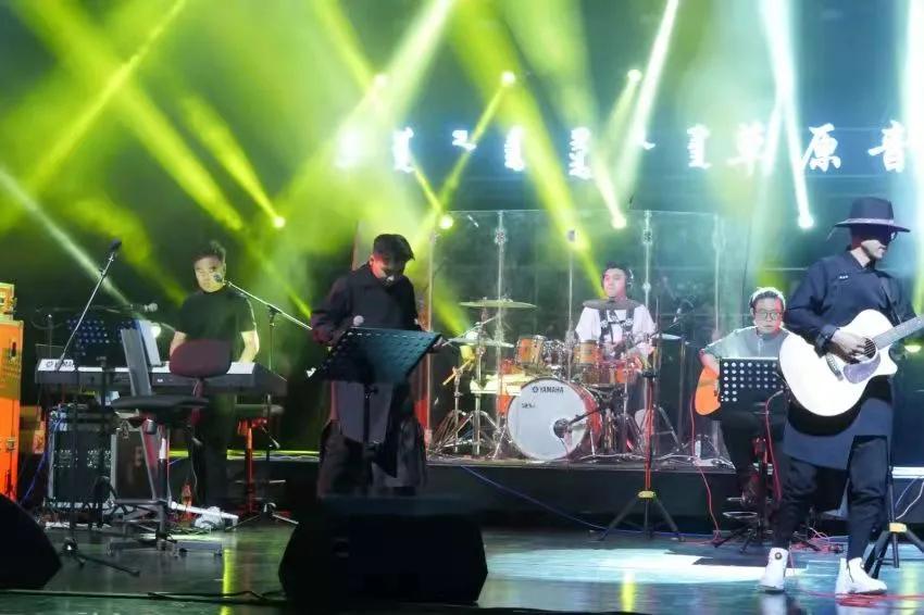 “草原音樂周末”之額爾古納樂隊二十周年專場演唱會昨晚與觀眾見麵