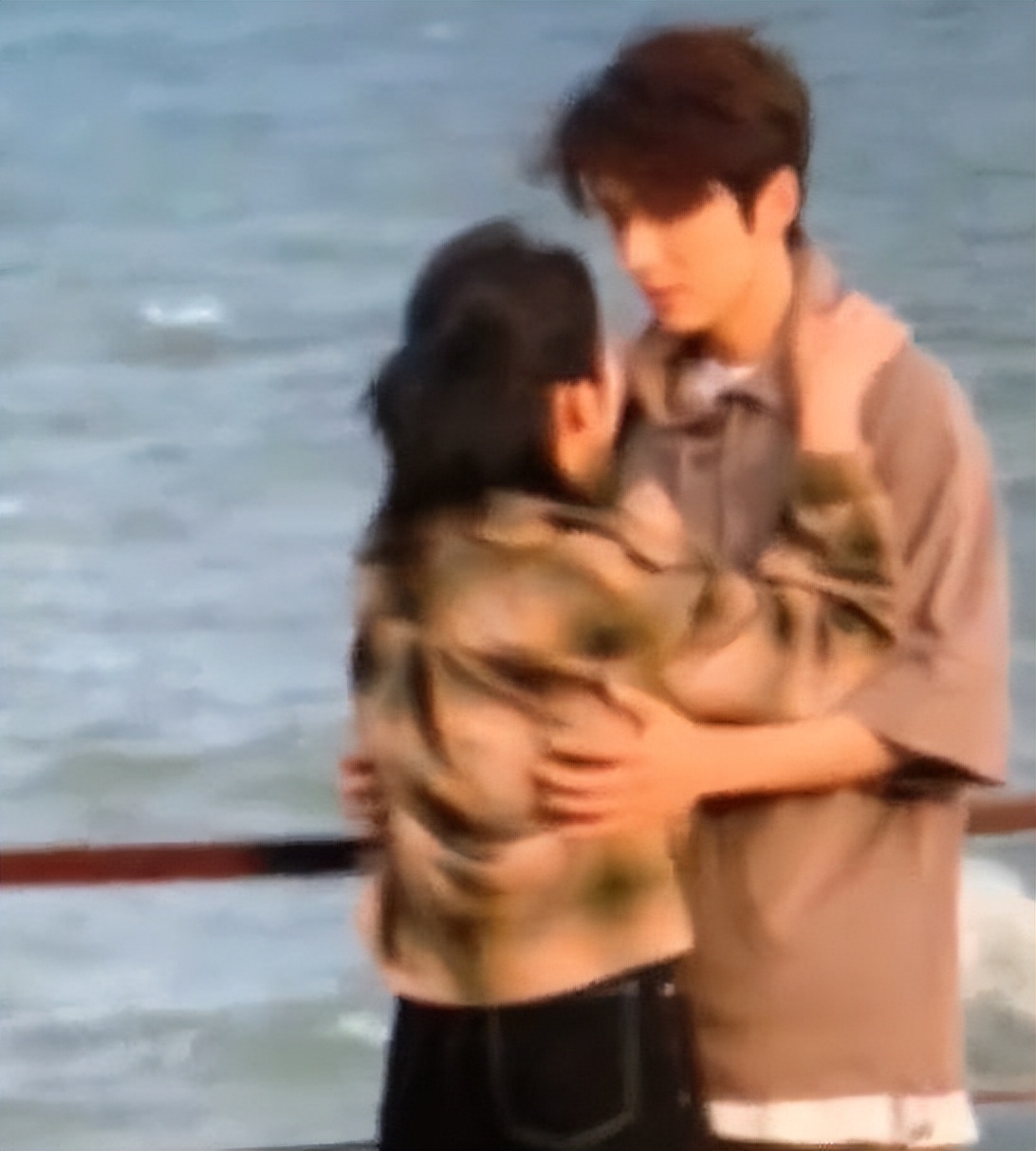 张子枫张新成新剧路透曝光 海边摘帽氛围感拉满