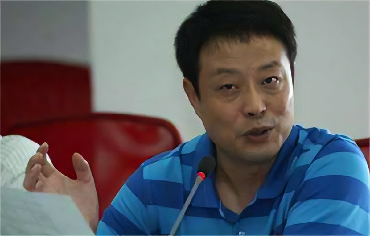 宋英杰妻子美丽能干，一双儿女呆萌可爱，一家四口羡煞旁人