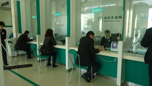 为什么银行工作人员帮你开通手机银行时这么热情？原因是什么？