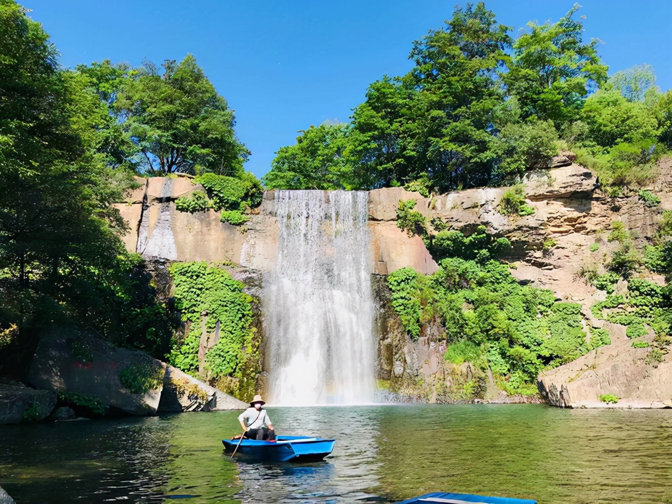 丹东市的“人间仙境”，拥有第一大瀑布，是休闲度假的好去处