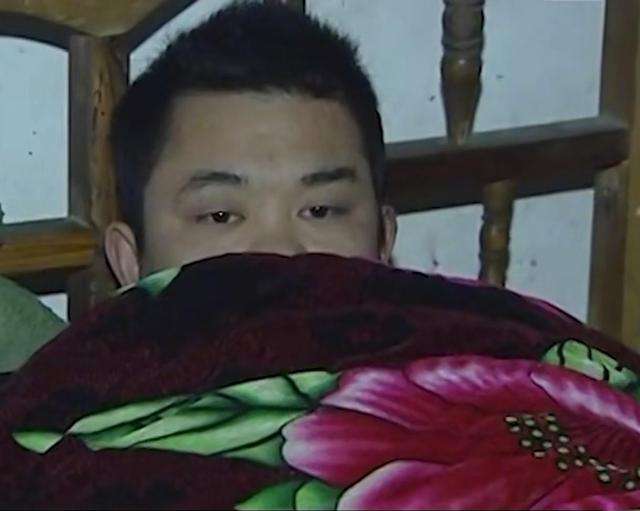 复旦高材生卧床啃老3年，对母亲拳打脚踢：我现在这样都是你害的