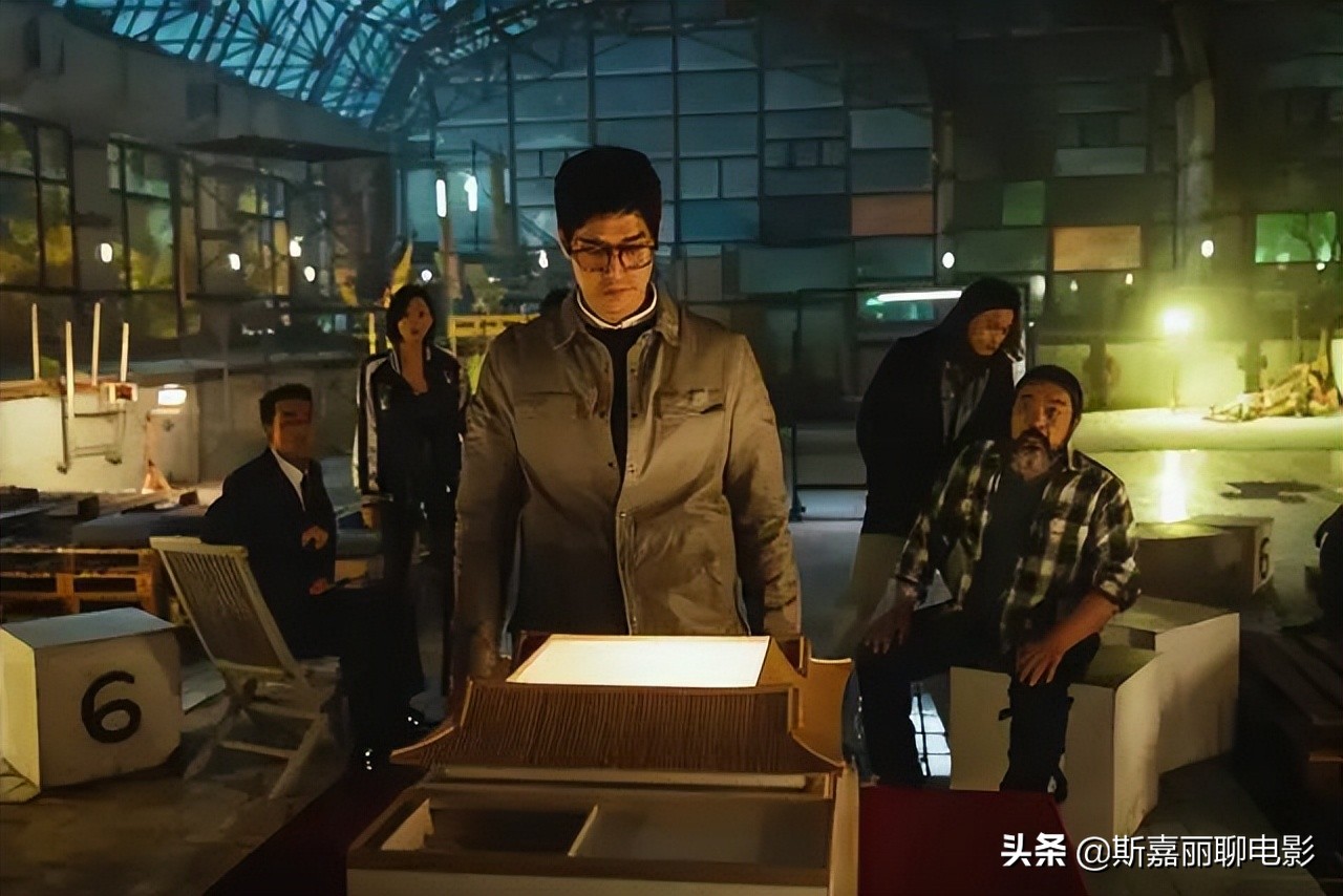 同样是人海战术，把《纸钞屋》和《鱿鱼游戏》对比，差距就出来了