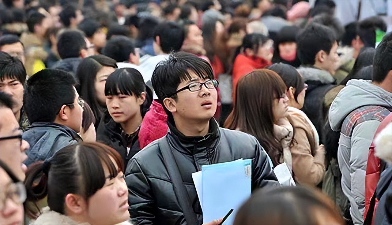 公务员工资有“新调整”，年终奖或将下降，老师会受影响吗？