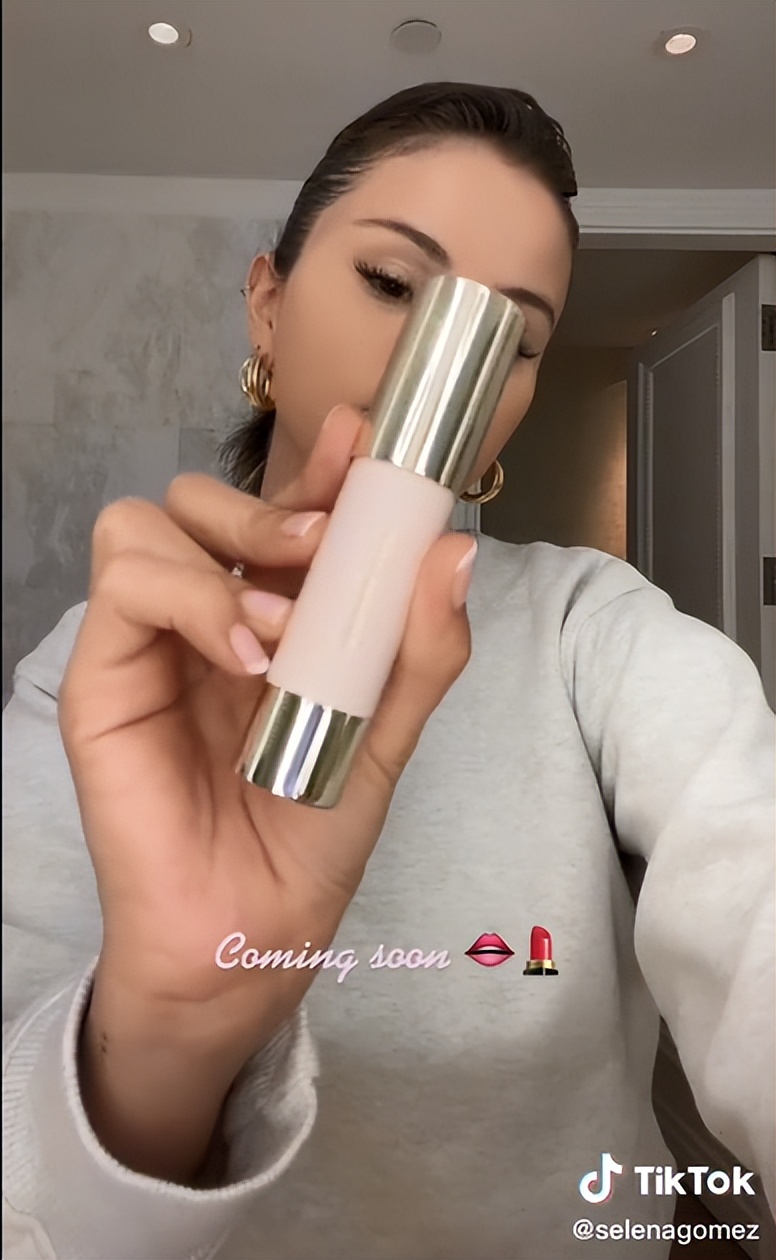 赛琳娜Tik Tok带货，好友泰勒·斯威夫特捧场