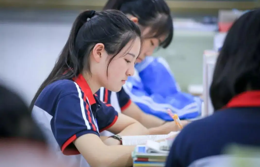 高中生满分“黑板报”火了，隔壁班慕名而来，老师看完舍不得擦