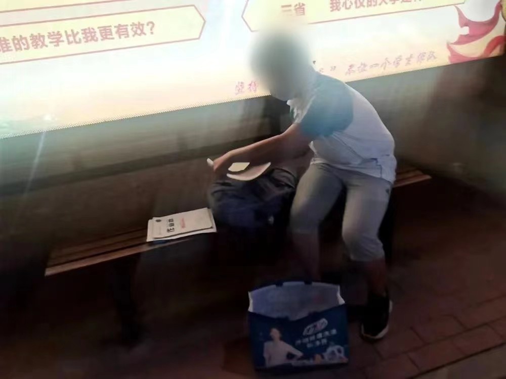学生深夜滞留公交站写作业 商洛巡警偶遇护送回家
