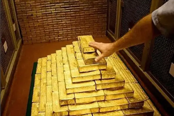 一吨黄金,一吨人民币,一吨美元,3选1的话,聪明人选哪个?