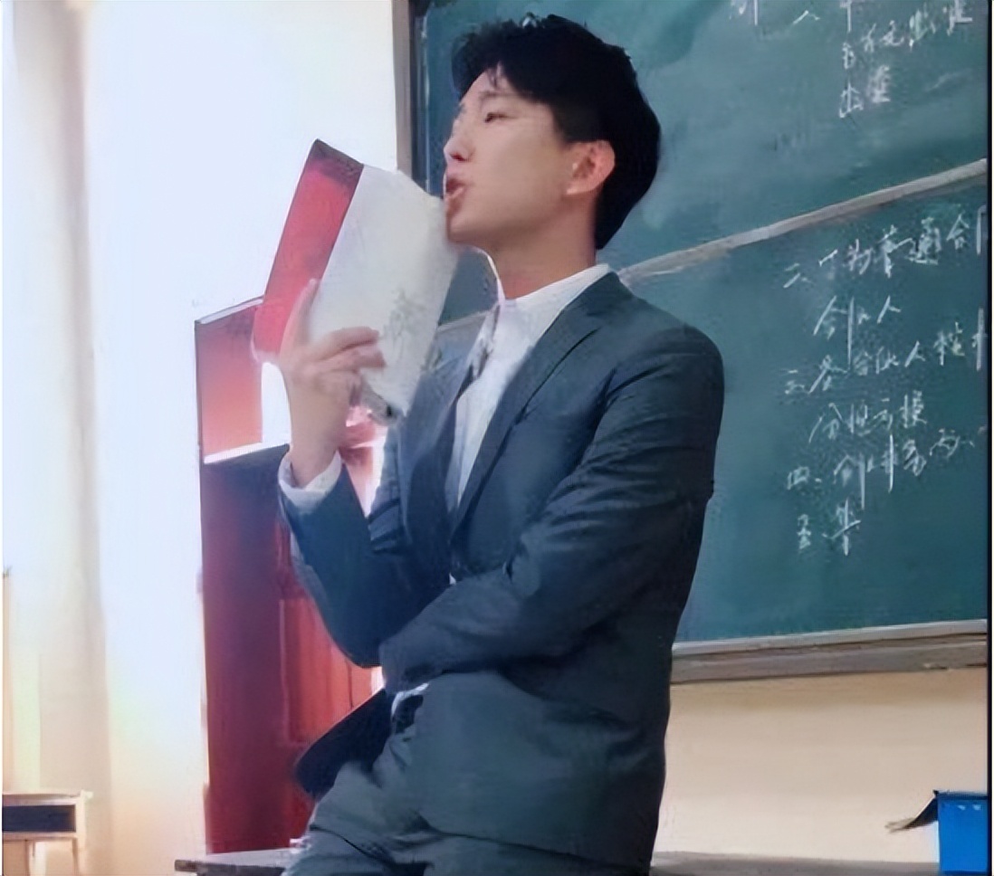 大学女教师因长相火了，“黄金比例脸”美艳动人，却有些不真实