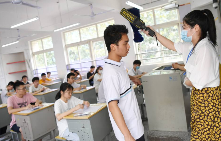 高考答题卡为何必须用2B铅笔涂呢？扫描后的试卷一对比，差距鲜明