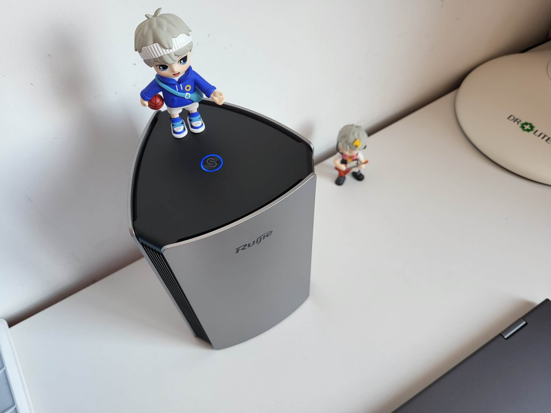 多层户型WiFi信号差？试试锐捷星耀M32，轻松穿楼板