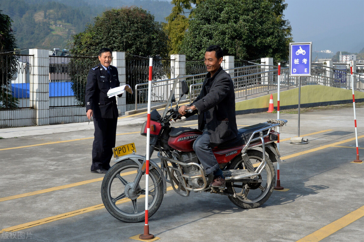 明确了，电动车、摩托车、三轮车、低速四轮车上牌、考驾照的条件