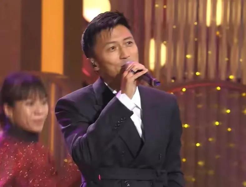 香港回归25周年众星齐聚！成龙好老刘德华气场强，霆锋伟霆似同龄