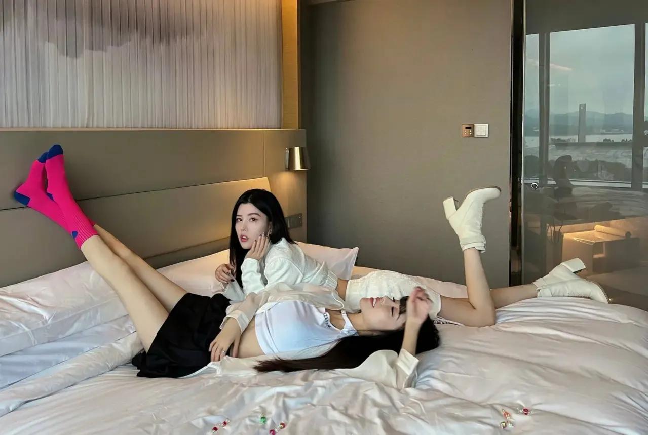 by2整容前后素颜惊呆众人 双胞胎女团by2否认整容图片