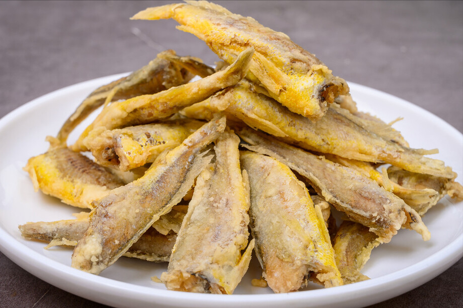 炸魚用淀粉還是面粉？大廚分享正確做法，外酥里嫩，又脆又香