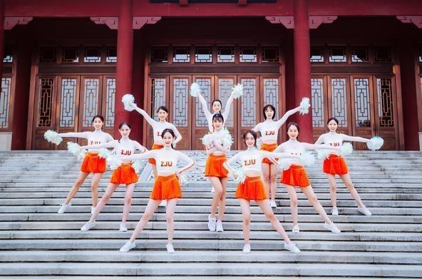 浙江大学的毕业照不一般，小姐姐肤白貌美大长腿，你心动了吗