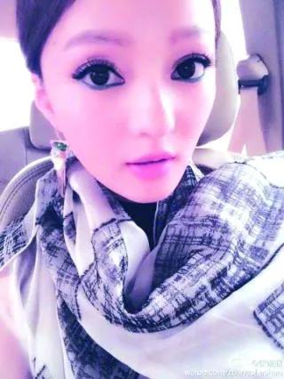 明明是绝色，怎么拍出这么丑的照片，妆容难看，用的是丑颜相机吗