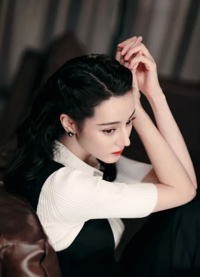 迪丽热巴身穿黑白套装美若天仙!雪肤玉貌魅力不可小觑