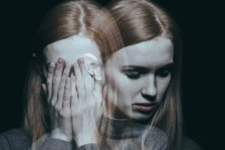 故事：湖南一女大学生精神失常，甘愿与50岁拾荒者生子，母亲崩溃