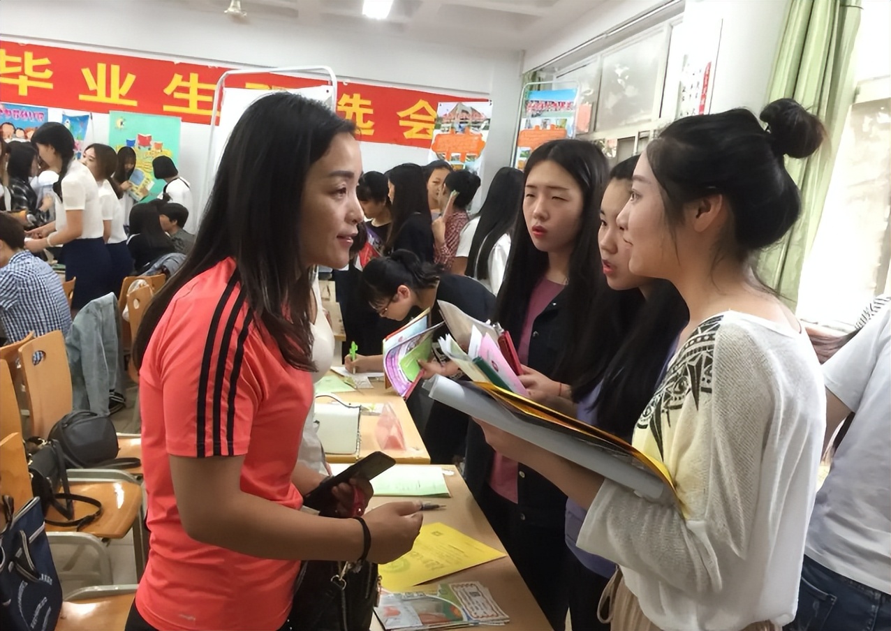 女生好就业的4大专业，工作稳定收入较高，未来发展也不差