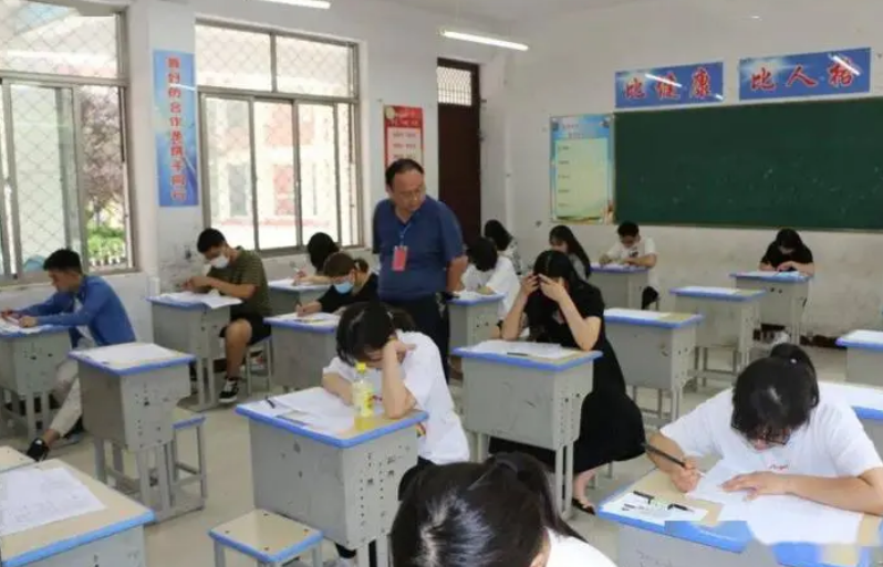 关晓彤考编成功，鹿少三进三出均遗憾落榜，为啥明星也钟爱铁饭碗