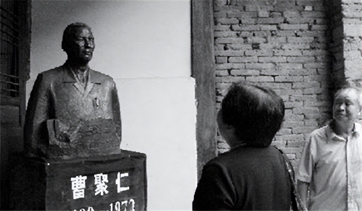 女儿刚刚夭折，丈夫就迷上貌美校花，妻子成全，他却牵挂妻子一生