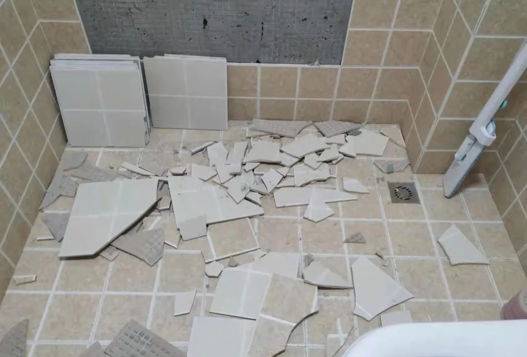 装修后4年刚入住墙砖大面积脱落美巢装饰回应已过保需付费维修