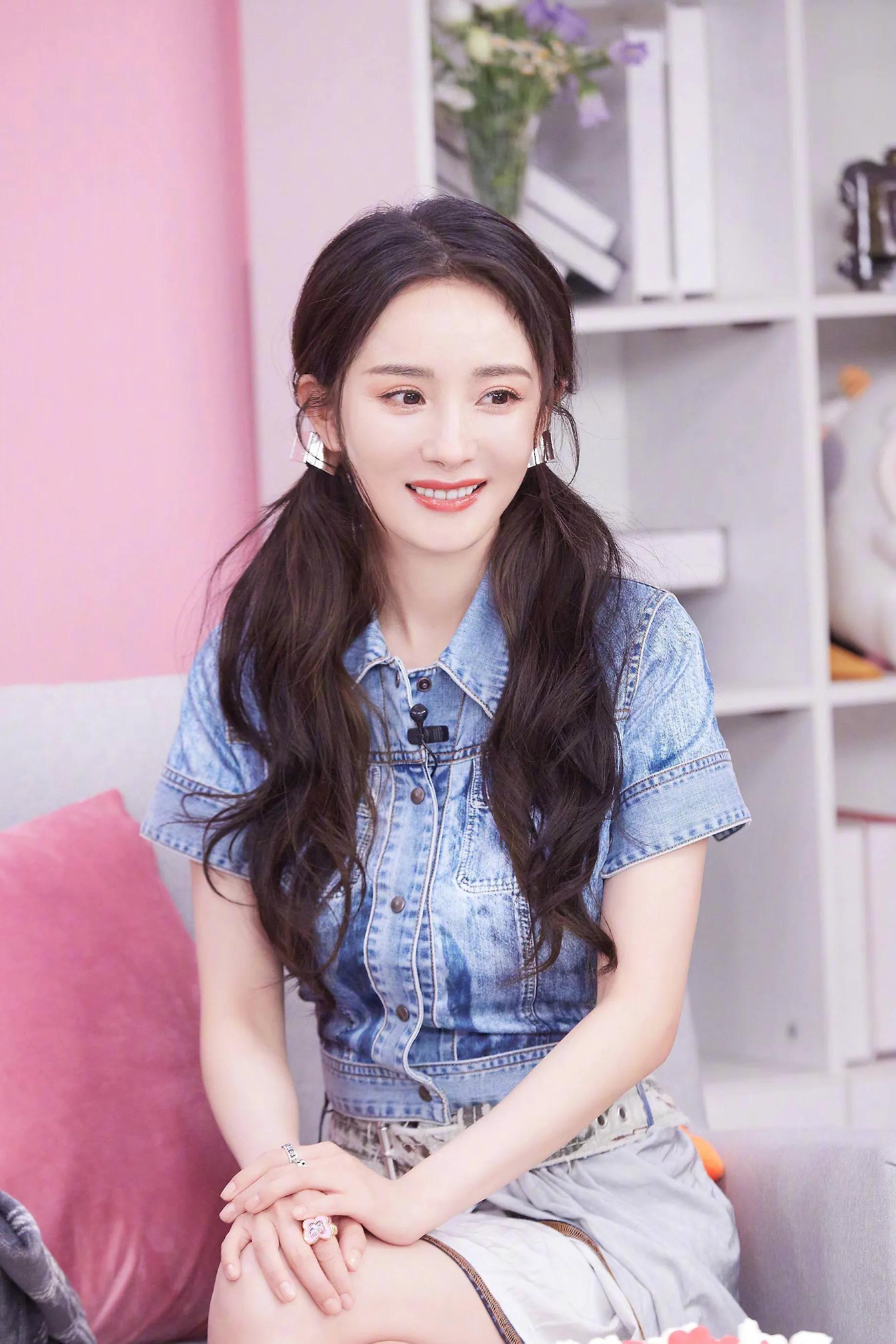 杨幂双尾麻花辫少女风—清新装扮，青春靓丽，俏皮灵动