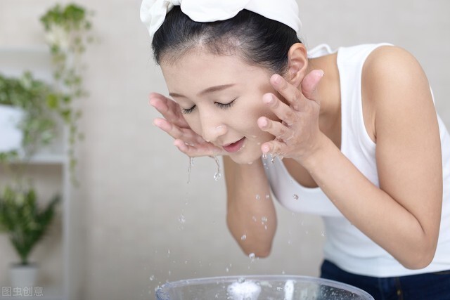 毛孔中粗大有黑头怎么办 怎样才能解决皮肤毛孔粗大有黑头的问题