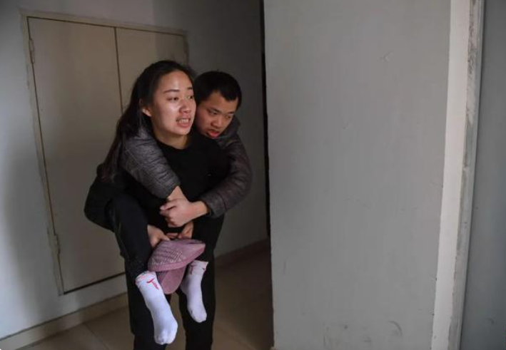 母亲精神病，弟弟脑瘫，安徽25岁女孩每天搂着弟弟睡觉，如今怎样