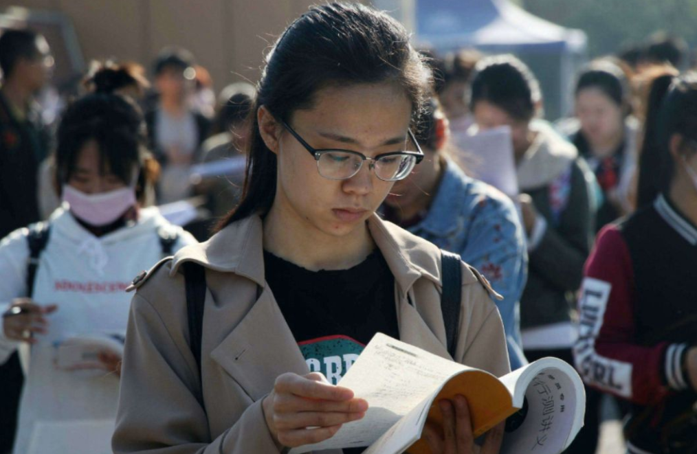 河南一高考状元自愿流浪街头，过往经历曝光后，令人遗憾不已