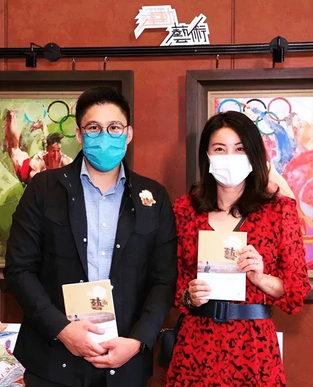 郭晶晶罕见与婆婆同现活动，她印花红裙温柔似水，婆婆一看就强势