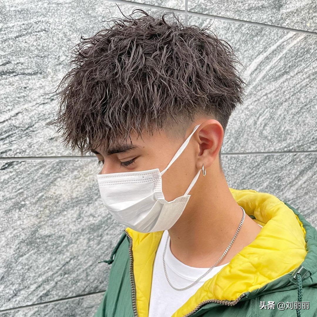 男士发型怎么剪才帅气？两侧推短三七分不连接，效果都不错