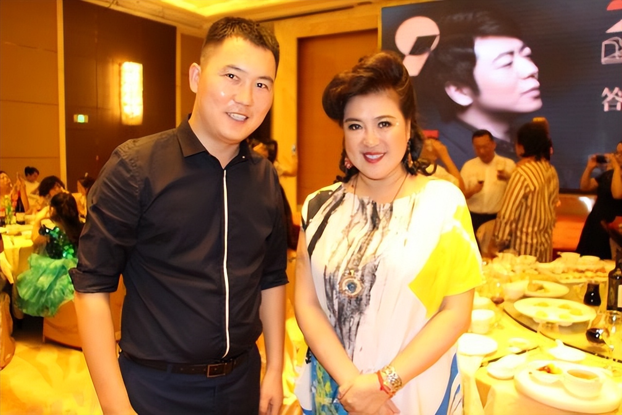 美声与民族“双料歌后”万山红，如今的她，依旧风采照人