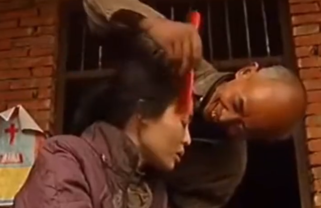 女学生被卖给50岁老光棍，每天睡猪圈遭毒打，父亲为何要原谅凶手