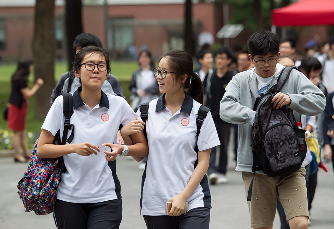 上海市发布通知，2022年高考延期一个月举行，考生“喜中含愁”