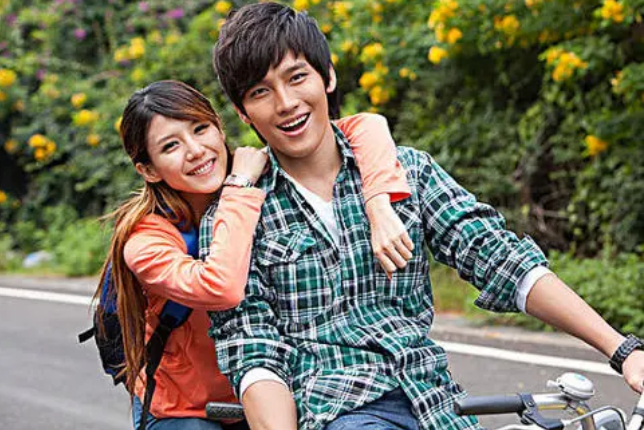 某大学小情侣操场“秀恩爱”，搂抱亲吻，引得上百名同学观看