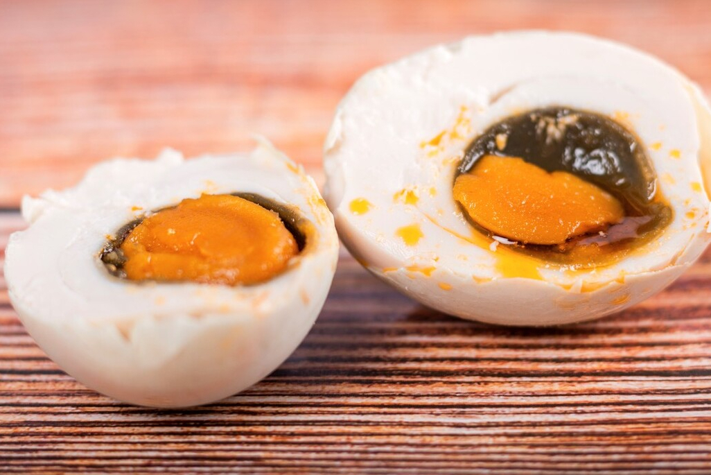 腌咸鸭蛋还得老方法，不泡盐水不裹黄泥，半个月腌好起沙又流油